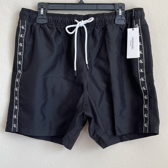 Calvin Klein Short. Size: Large - Picture 1 of 9